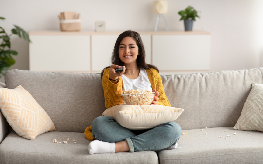 What to Eat While Reading or Binge-Watching? The Basics of Guilt-Free Snacking!